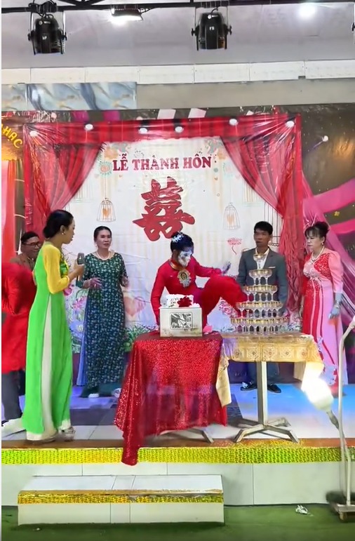 25 triệu lượt xem chú rể và cô dâu “đi đường quyền” trong ngày cưới