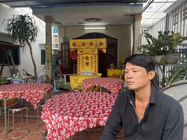 Hình ảnh từ t:ang lễ NS Thương Tín, con trai ngồi thất thần