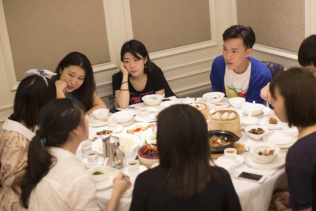 Đi họp lớp, hoa khôi bất ngờ hỏi vay 1,8 tỷ: Cả bàn bỏ về, chỉ mình tôi đồng ý và lời nói sau đó khiến tôi đơ người