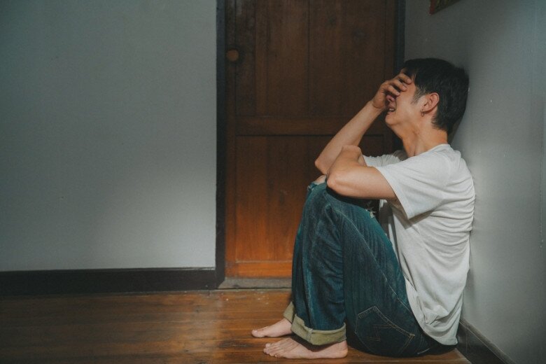 Mẹ đến chăm vợ tôi ở cữ, một lần quên mang điện thoại nên quay về lấy, tôi choáng với cảnh trong nhà