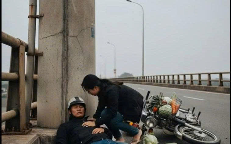 Cố gắng chịu khó thêm tháng nữa thôi, em nhé… Hết tháng này, mình về quê sống gần bố mẹ. Anh m-ệt lắm rồi, chỉ muốn sáng dậy thấy m-ùi khói bếp nhà mình, nghe con gọi ông bà thôi