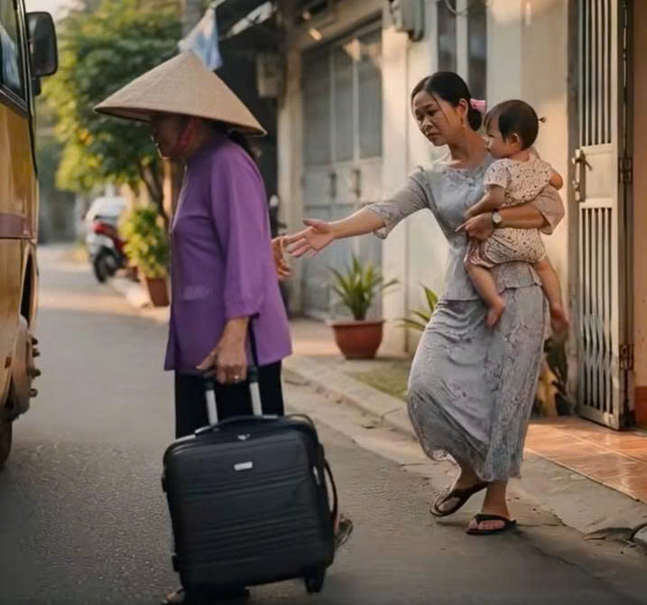 Mẹ chồng giúp chăm cháu suốt 8 năm, tiêu hết tiền lương hưu, thấy “danh bạ điện thoại” của con dâu, bà lập tức về quê