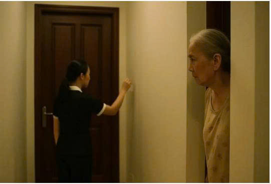 Cô giúp việc mới tới đêm nào cũng gõ cửa phòng bố chồng, hết tháng bỗng nhận thêm 10 triệu, hứa thưởng Tết 30 triệu… Cả nhà l:.é:.n lắp c:.amera thì thấy cảnh…