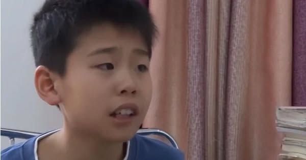 Cậu bé nhặt gần 900 triệu nhưng người mất khăng khăng đánh rơi 70 triệu: Phản ứng gia đình cho thấy dạy con quá tốt