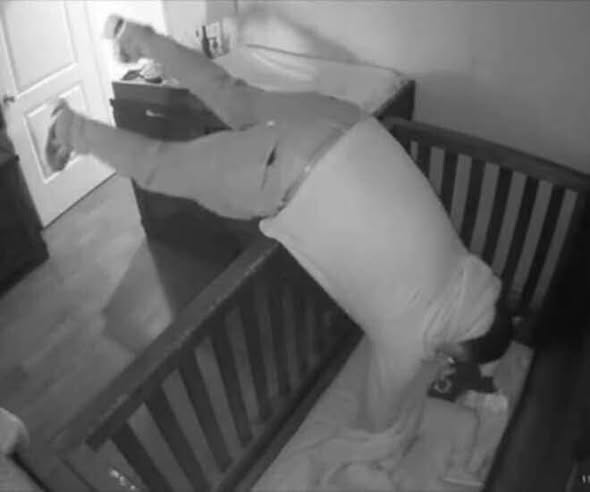 Camera ghi lại cảnh ông nội bế cháu đi ngủ lúc nửa đêm, người mẹ xem được tức tốc tung ngay lên mạng