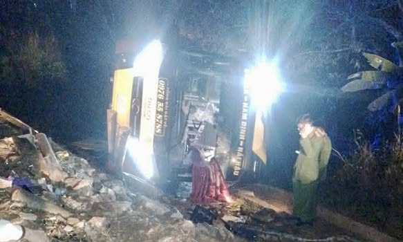 Xe khách chở 18 người l: ậ:t ngang, 4 người ch:ế:t tại chỗ