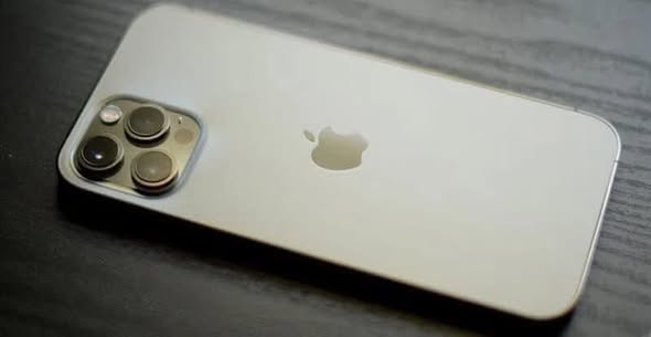 Khi đặt điện thoại xuống bàn, hãy luôn nhớ úp màn hình, đừng lật ngửa, hiểu được tại sao sẽ khiến bạn bất ngờ thán phục