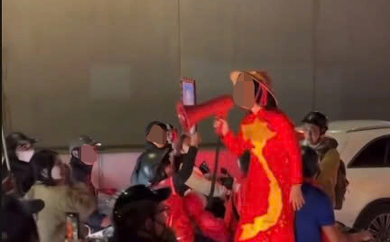 Xác minh video người phụ nữ “đi bão” hô hào đám đông đua xe