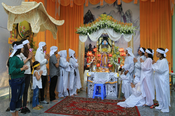 Nói dối vợ đi công tác nhưng thực ra là đưa bồ đi du lịch, đêm đó đang ‘tập thể dục’ hừng hực thì vợ cứ gọi nheo nhéo hàng chục cuộc,